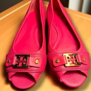 Size 7 TORY BURCH Hot pink Pebble Leather Peep Toe Flats Gold Tone Logo Buckle
